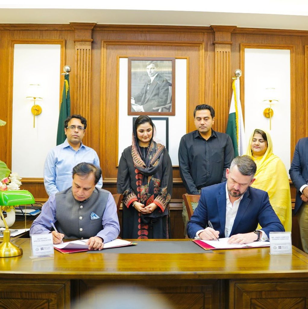 chsandhilaa's tweet image. محکمہ خصوصی تعلیم پنجاب اور برٹش کونسل کے اشتراک سے خصوصی تعلیم میں عالمی تربیت اور بہترین بین الاقوامی طریقہ کار اپنانے کا آغاز!
وزیر اعلیٰ پنجاب مریم نواز اور وزیر ثانیہ عاشق کی قیادت میں یہ شراکت اساتذہ کو جدید مہارتیں فراہم کرکے خصوصی بچوں کے تعلیمی مواقع اور معیار میں…