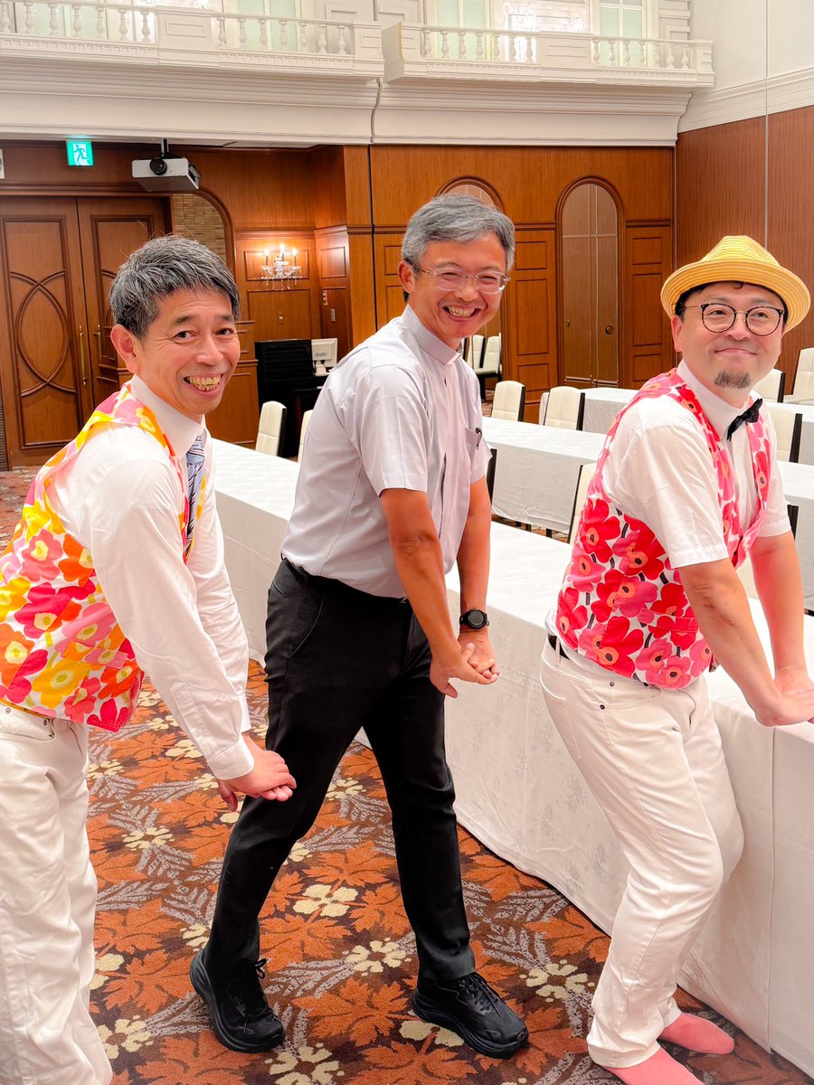 hiroshisj's tweet image. 神奈川県カトリック保育連盟の研修会にて。「昆虫太極拳」でお馴染みのミツル&りょうたのお二人とご一緒しました。「昆虫太極拳」は教会学校の子どもたちに昔から大人気。本物と一緒に踊れるとは思いませんでした(^O^)
※写真は「昆虫太極拳」からカマキリのポーズとカメムシのポーズです。