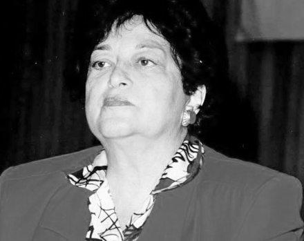 Prof. Dr. Suna Kili, 1927'de İstanbul'da doğdu. Amerikan kız kolejinde eğitim gördü. Lisans, yüksek lisans ve doktora çalışmalarını siyasetbilimi ve uluslararası ilişkiler alanlarında Amerika'da yaptı. Lisansüstü çalışmasını California Üniversitesinde (Berkeley), doktora sonrası