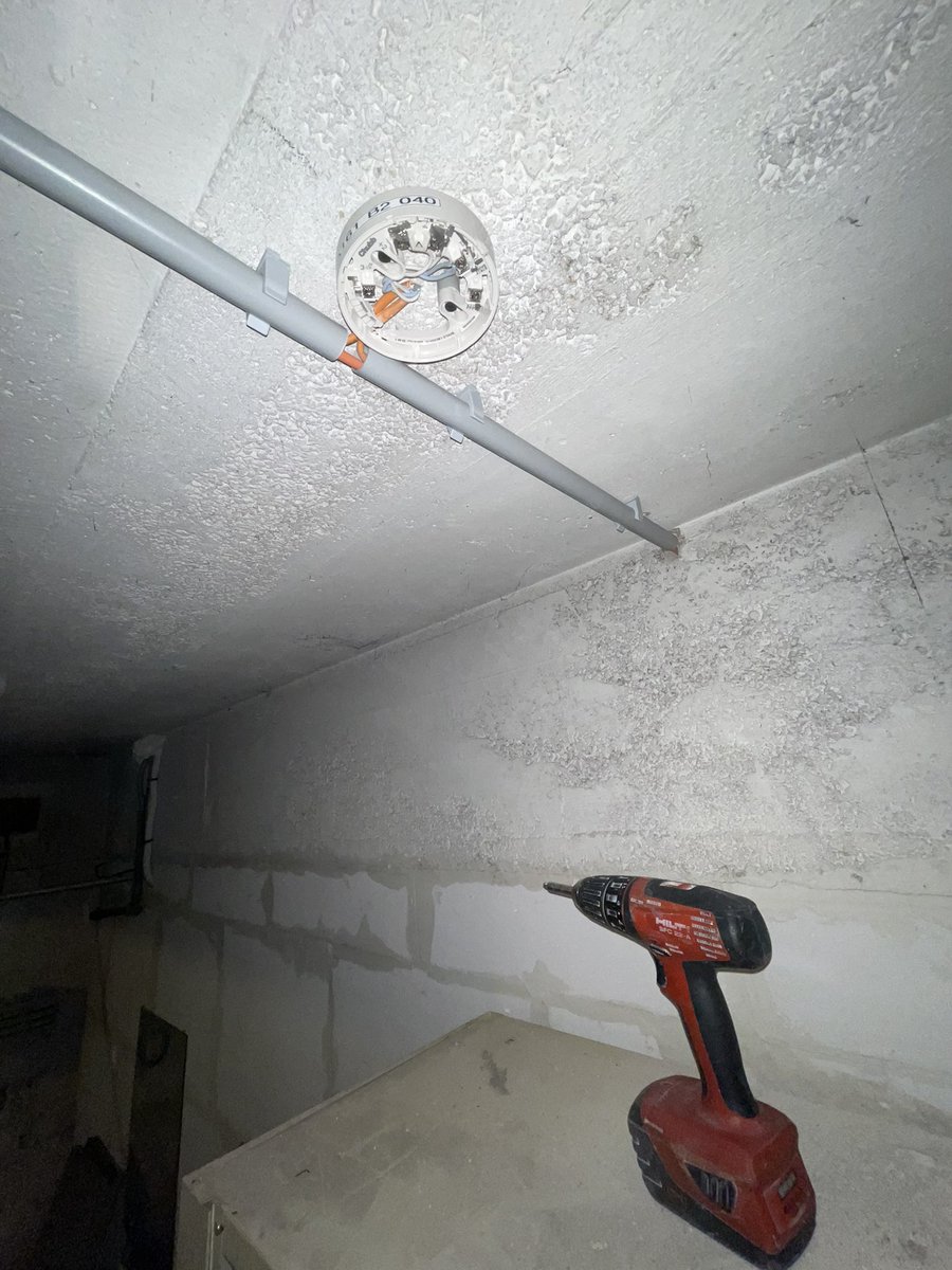 y_n_s_s's tweet image. Au chantier y’a un gars il me refile tous le sale boulot pcq il a la flemme de le faire ce batard