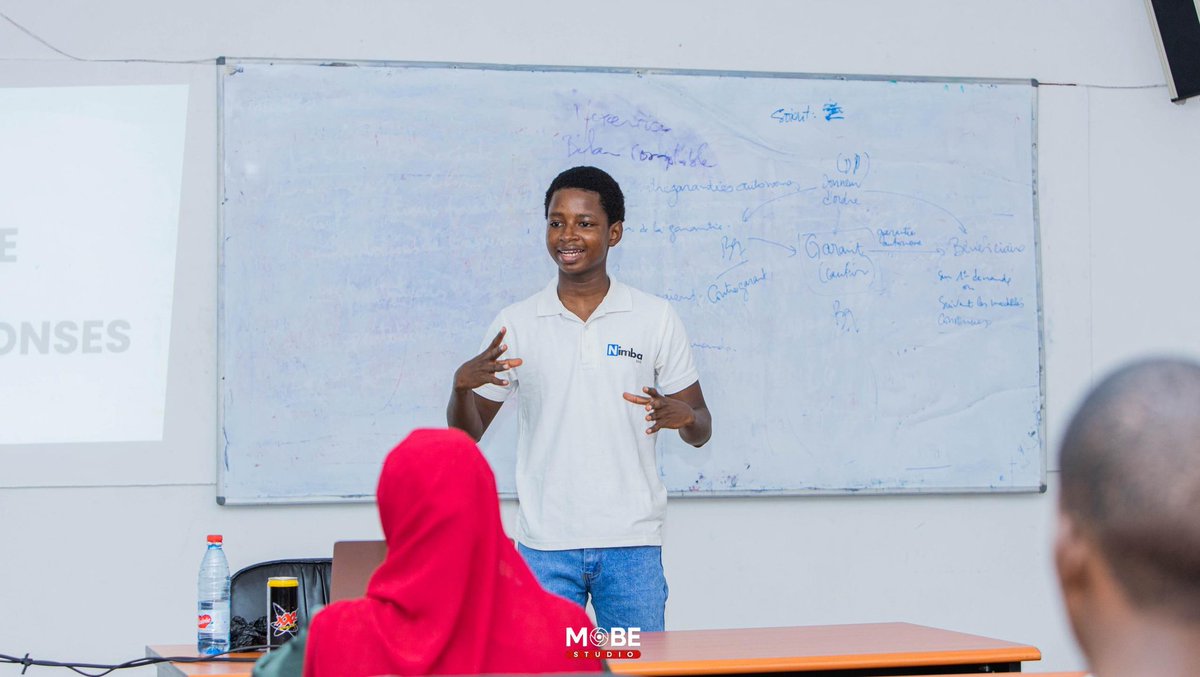 amasada2's tweet photo. 🔔 Internet ne nous donne pas seulement des outils, il nous donne un territoire à conquérir.
🟠 Mercredi dernier, j’étais à l’Université Nongo Conakry pour une session #LearnAndShare, dans le cadre d’une masterclass sur la création de contenus digitaux avec et sans intelligence artificielle.
↪️ C’était bien plus qu’une masterclass : c’était un moment pour parler vrai, pour dire ce que le numérique peut nous apporter quand on apprend à l’utiliser avec méthode et intention.
🔵 J’ai raconté mon parcours. Celui d’un garçon de Dinguiraye qui, en 2012, a mis pour la première fois les pieds dans un cybercafé, un peu intimidé, mais fasciné par cet écran qui ouvrait une fenêtre sur le monde.
‼️ J’ai dit comment, plus de dix ans après, Internet est devenu à la fois mon lieu de travail, ma carte de visite, mon outil pour connecter des projets et des personnes bien au-delà des frontières.
💡 Nous avons ensuite parlé de stratégie, cas d’usage et astuces.
❌️ Parce qu’être visible sur le web n’est pas une question de chance.
✅️ C’est une question de ligne éditoriale, de choix assumés, de branding qui traduit clairement qui l’on est et ce que l’on porte.
↪️ J’ai expliqué comment cette cohérence m’a permis de bâtir des relations solides, de crédibiliser mes projets et de me positionner là où je voulais être.
🔵 Et puis, on est entré dans le dur : l’intelligence artificielle. Pas en mode conférence théorique, mais comme un outil que j’utilise chaque semaine, dans mes projets, mes contenus, mes réflexions stratégiques.
🔸️Je leur ai expliqueé comment je m’en sers pour structurer un plan de formation, affiner une idée de business, rédiger une fiche de poste, ou encore optimiser une prise de parole.
🔹️ Pas de raccourci magique : juste une méthode, des réflexes, et surtout une discipline d’apprentissage.
⚠️ Car l’IA, ce n’est pas un jouet. C’est un amplificateur.
✅️ Elle fait mieux ce que tu fais déjà bien.
🚨 Mais elle peut aussi déformer ce que tu n’as pas encore cadré.
✅️ Il faut donc apprendre à l’orienter, lui parler, tester, corriger, reformuler. Comme un collaborateur exigeant.
🧠 Et surtout, j’ai insisté sur un point : ce n’est pas la machine qui remplace. C’est celui qui sait s’en servir qui prend l’avantage.
🎯 En tant que Generation Connect Youth Envoy auprès de l’ @ITU, je crois en la force de l'éducation numérique.
Et je sais que ce combat se gagne surtout sur le terrain, dans des amphis comme ceux de l’UNC, en face de jeunes curieux, motivés et prêts à saisir des opportunités réelles.
🙏🏾 Merci à MaladhoDiallo pour l’invitation et la clarté de sa pédagogie. Ces series de masterclass sont de véritables points de départs pour ces personnes que tu cibles 👌🏿.
🚀 L’inclusion numérique, ce n’est pas un concept théorique. C’est un chemin, fait de pratiques, d’essais, d’échecs et de partages. Et c’est ce que nous devons continuer à bâtir ensemble, pour que personne ne soit laissé au bord du chemin.
📸 by MOBE Studio.
#DigitalInclusion #GenerationConnect #YouthEmpowerment #StartupsGN #TheCallOfDuty