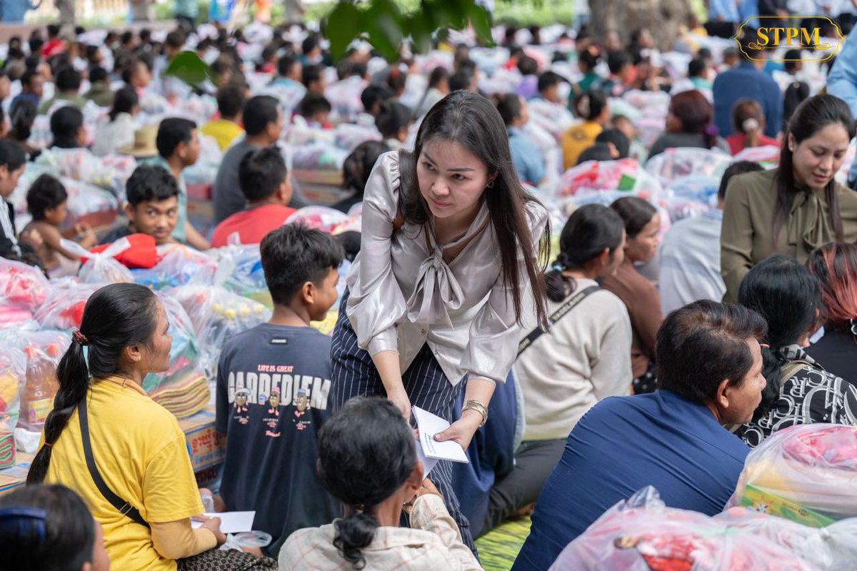 Dr_Hunmanet_PM's tweet photo. លោកជំទាវបណ្ឌិត ពេជ ចន្ទមុនី្ន ហ៊ុនម៉ាណែត បានអញ្ជើញដឹកនាំក្រុមការងារចុះសួរសុខទុក្ខ និងពិនិត្យស្ថានភាពរស់នៅជាក់ស្តែងរបស់បងប្អូនប្រជាពលរដ្ឋដែលកំពុងភៀសសឹកចំនួន២.៤០០គ្រួសារស្មើនឹង៨.៣៣៥នាក់ដែលកំពុងប្រមូលផ្តុំនៅក្នុងមណ្ឌលសុវត្ថិភាពចំនួន៣ទីតាំងស្ថិតក្នុងខេត្តសៀមរាបរួមមាន៖មណ្ឌលសុវត្ថិភាពក្នុងបរិវេណវត្តខ្នារតេជោ ភូមិខ្នារ ឃុំជន្លាស់ដៃ ស្រុកក្រឡាញ់ ចំនួន ១.០០០ គ្រួសារស្មើនឹង៣.៨៦៨នាក់ មណ្ឌលសុវត្ថិភាពស្ថិតក្នុងបរិវេណវត្តចារឈូក ភូមិជូនស្វា ឃុំចារឈូក ស្រុកអង្គរជុំមានចំនួន៤០០គ្រួសារស្មើនឹង១.២៨៩នាក់ និងមណ្ឌលសុវត្ថិភាពស្ថិតក្នុងបរិវេណវត្តជ្រោយនាងបួន ភូមិជ្រោយនាងបួន ឃុំជ្រោយនាងបួន ស្រុកស្រីស្នំ ខេត្តសៀមរាបចំនួន១.០០០គ្រួសារស្មើនឹង៣.១៧៨នាក់។ 

ខេត្តសៀមរាប ថ្ងៃអង្គារ ទី២៩ កក្កដា ២០២៥

#ហ៊ុនម៉ាណែត #Hunmanet #កម្ពុជា #Cambodia #សន្តិភាពនៅកម្ពុជា #Peaceincambodia