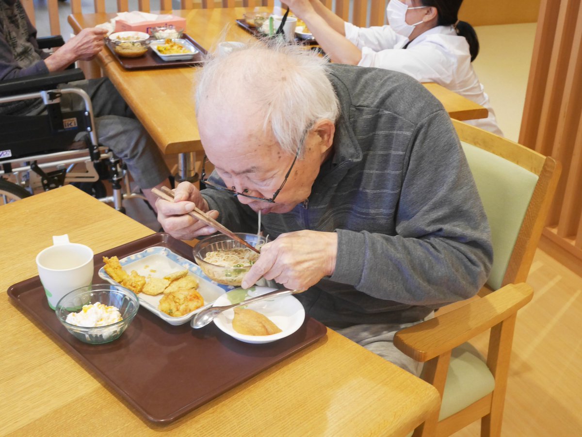 テレビでそうめんのCMを見た入居者様が、「そうめん食べたいな～」と仰られたため、そうめんを昼食に提供しました。そうめんの他、天ぷら、いなり寿司、フルーツサラダも準備しました。