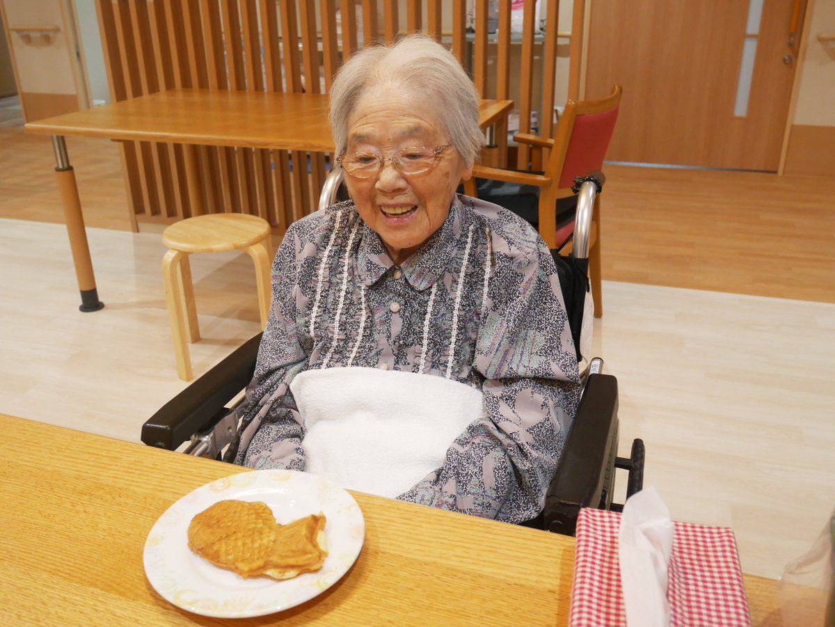令和7年7月16日にふたみ苑の
オパール・ルビーユニットで、たい焼きを焼いて提供しました。
ユニット内にいい香りが広がり、入居者様は焼き上がりを心待ちにしている様子でした。