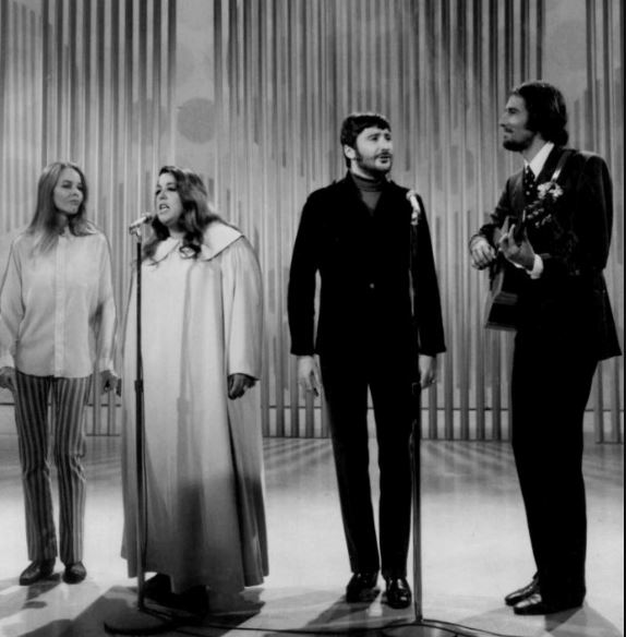 Frances21272855's tweet image. Il 29 Luglio del 1974 muore, a Londra, Ellen Naomi Cohen, che aveva adottato come nome d'arte MAMA CASS ELLIOTT. Faceva parte dei The Mamas and the Papas #29luglio #almanaccomercury