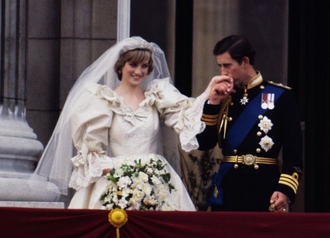 Frances21272855's tweet image. Il #29luglio del 1981 si tengono le nozze tra #DianaSpencer e di #Carlo d'Inghilterra, allora Principe Di Galles
Vengono seguite in TV da 800 milioni di persone.
#carloediana #almanaccomercury