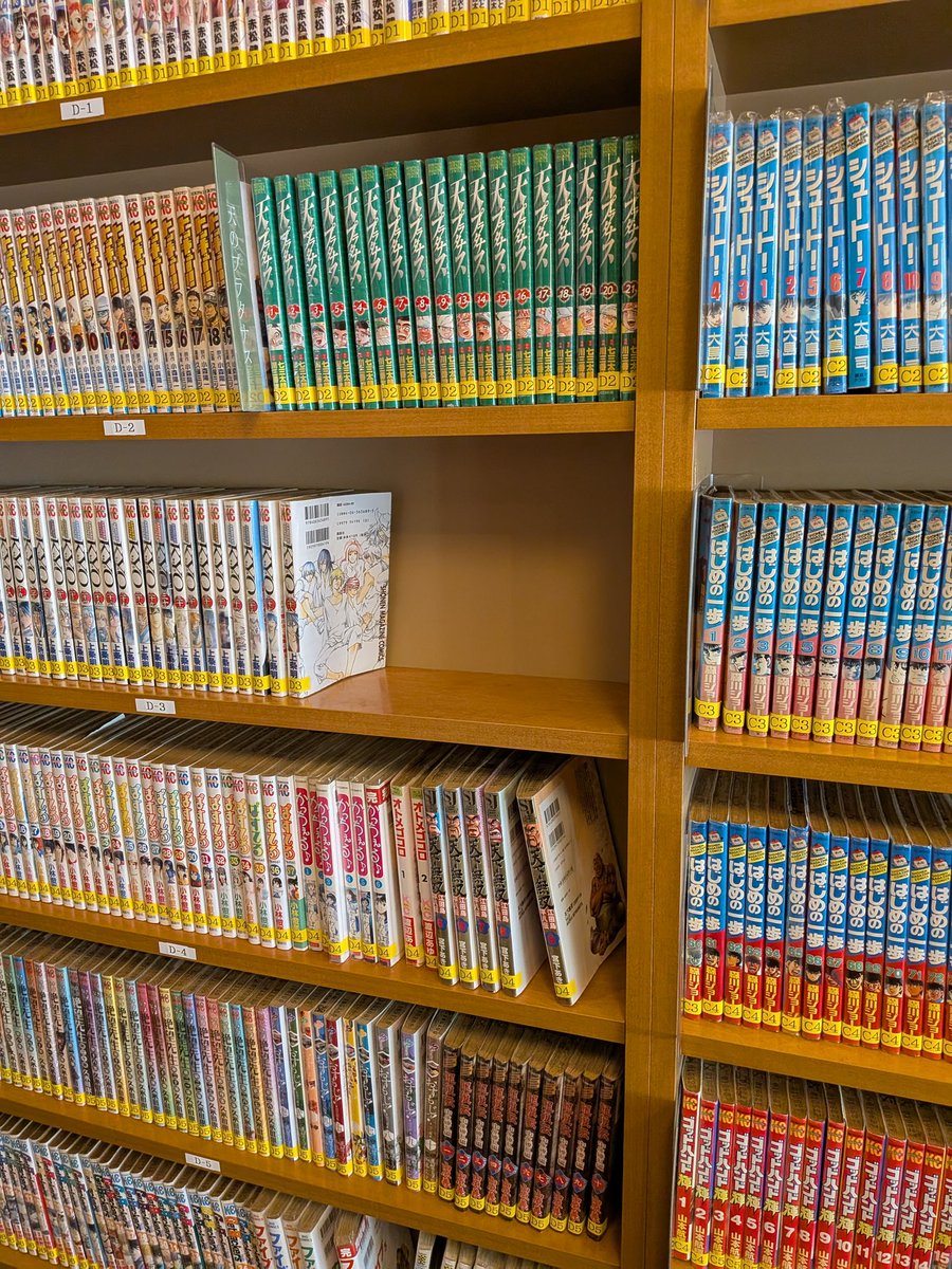 Tok_San76's tweet image. 漫画コーナーって持ってる本を読みがち