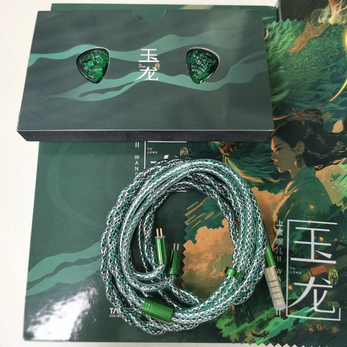 TANGZUヘッドホンは非常に美しく、表面に精巧な龍の浮彫りが施されており、視覚的なインパクトが非常に強いです。全体的なデザインは翡翠の芸術品のような美しさを持ち、XINHS XH55ヘッドホンケーブルと組み合わせることで、音場と中高域の拡張性が大幅に向上しています。