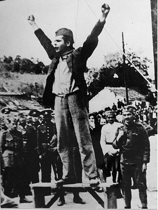 Bodljikava's tweet image. Danas zboraši koriste fotografiju vešanja Stjepana Filipovića kao svoj simbol, a u Stjepanovo vreme Zbor bio Ljotićev.
