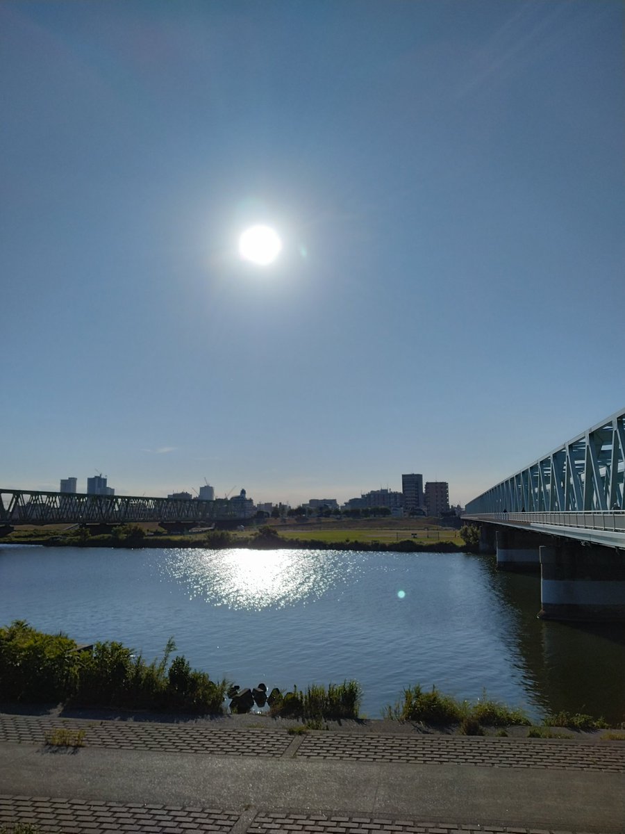 jk55og's tweet image. 今空！！今日も晴れて良いお天気でした！！🌞
暑い✨☀️です！！
風が心地良い！！🍃
太陽が少し左へ！！
もう少し後陽が沈む！！🌅