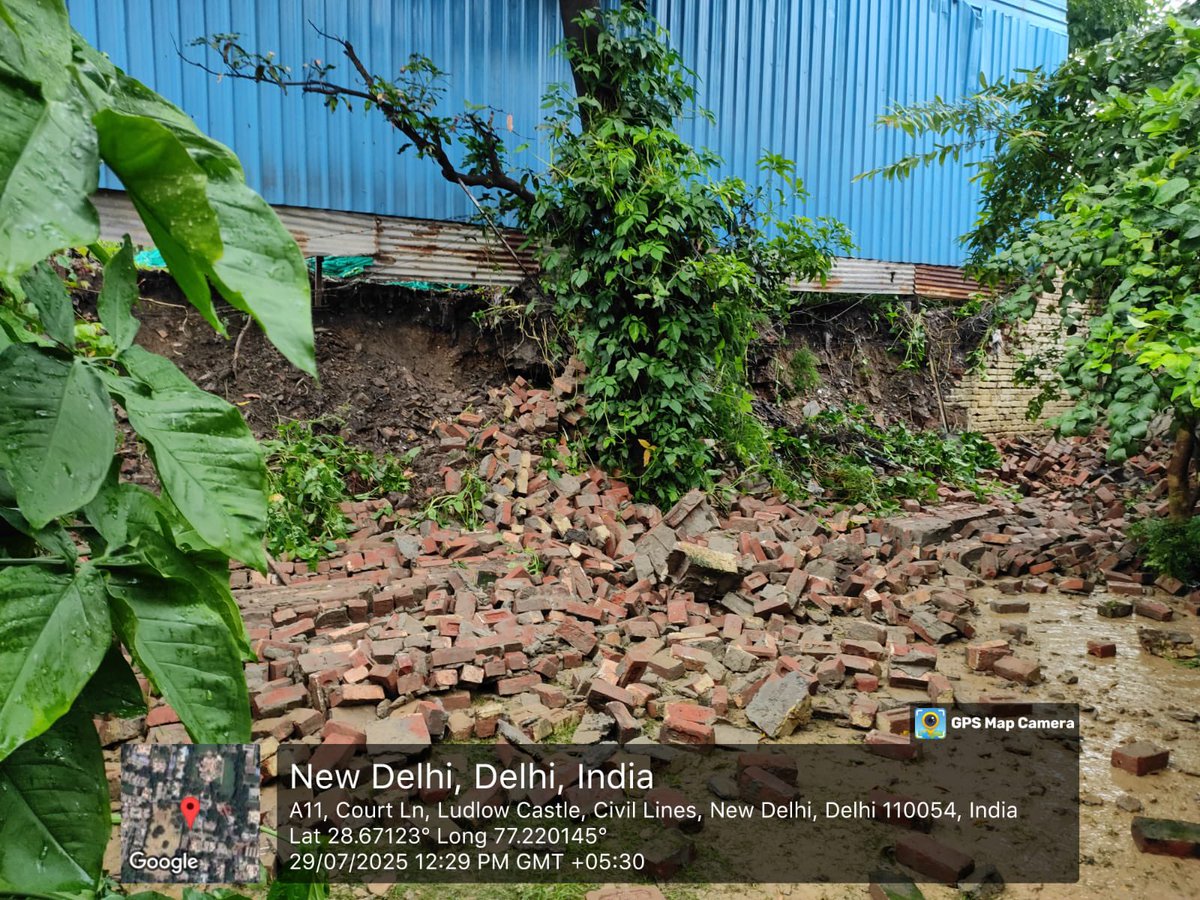 दो मरे, कई घायल-

दिल्ली को याद हैं कुछ महीने पहले तक LG साब दिल्ली के कौने कौने में जाकर सरकार की कमियाँ ढूंढा करते थे, वीडियो बनाते , ट्वीट करते , चिट्ठियाँ लिखते थे।

आज उनके राजभवन के सामने दीवार गिर गई , दो लोग मर गए, कई लोग घायल हैं। मगर LG साब अभी तक मिलने भी नई गए। ना