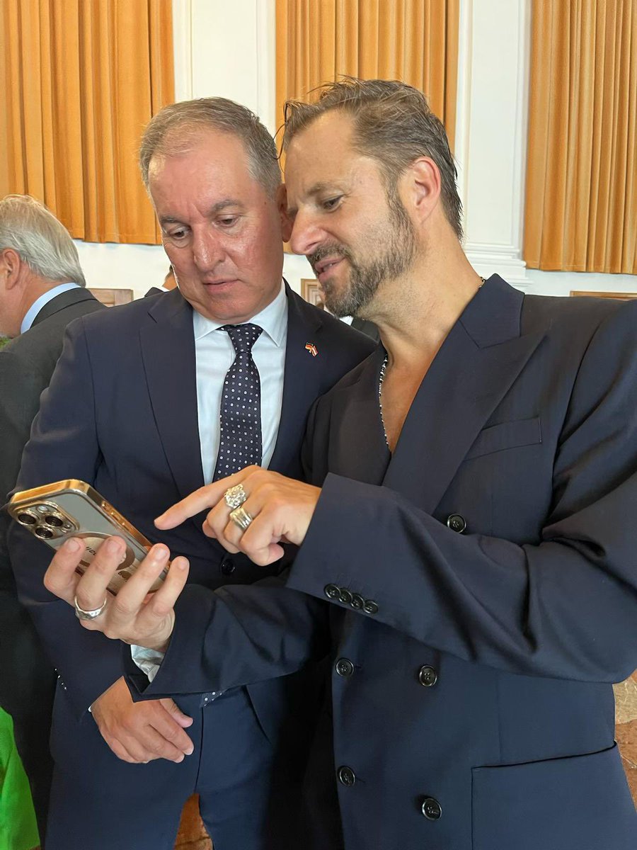 Vito Cecere (@debotschafterat) on Twitter photo Kultur & Freundschaft bei den Salzburger Festspielen 🇦🇹🤝🇩🇪
Treffpunkt für Kunst & Politik: <a href="/bundeskanzler/">Bundeskanzler Friedrich Merz</a> Friedrich Merz folgte der Einladung von Christian Stocker. Großer Respekt für die Künstlerinnen und Künstler – besonders Philip Hochmair als leidenschaftlicher „Jedermann“. Kultur & Freundschaft bei den Salzburger Festspielen 🇦🇹🤝🇩🇪
Treffpunkt für Kunst & Politik: <a href="/bundeskanzler/">Bundeskanzler Friedrich Merz</a> Friedrich Merz folgte der Einladung von Christian Stocker. Großer Respekt für die Künstlerinnen und Künstler – besonders Philip Hochmair als leidenschaftlicher „Jedermann“.