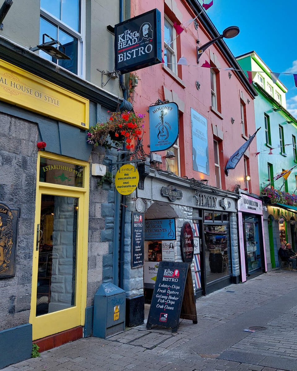 DescubreIrlanda's tweet image. ¡Las calles llenas de colores de Galway se crearon para explorarlas!🌈
Pasea sin prisa, descubre artesanía hecha a mano, escucha a músicos callejeros, o solo déjate conquistar por los colores que hacen de Galway un lugar tan especial.
📍Ciudad de Galway