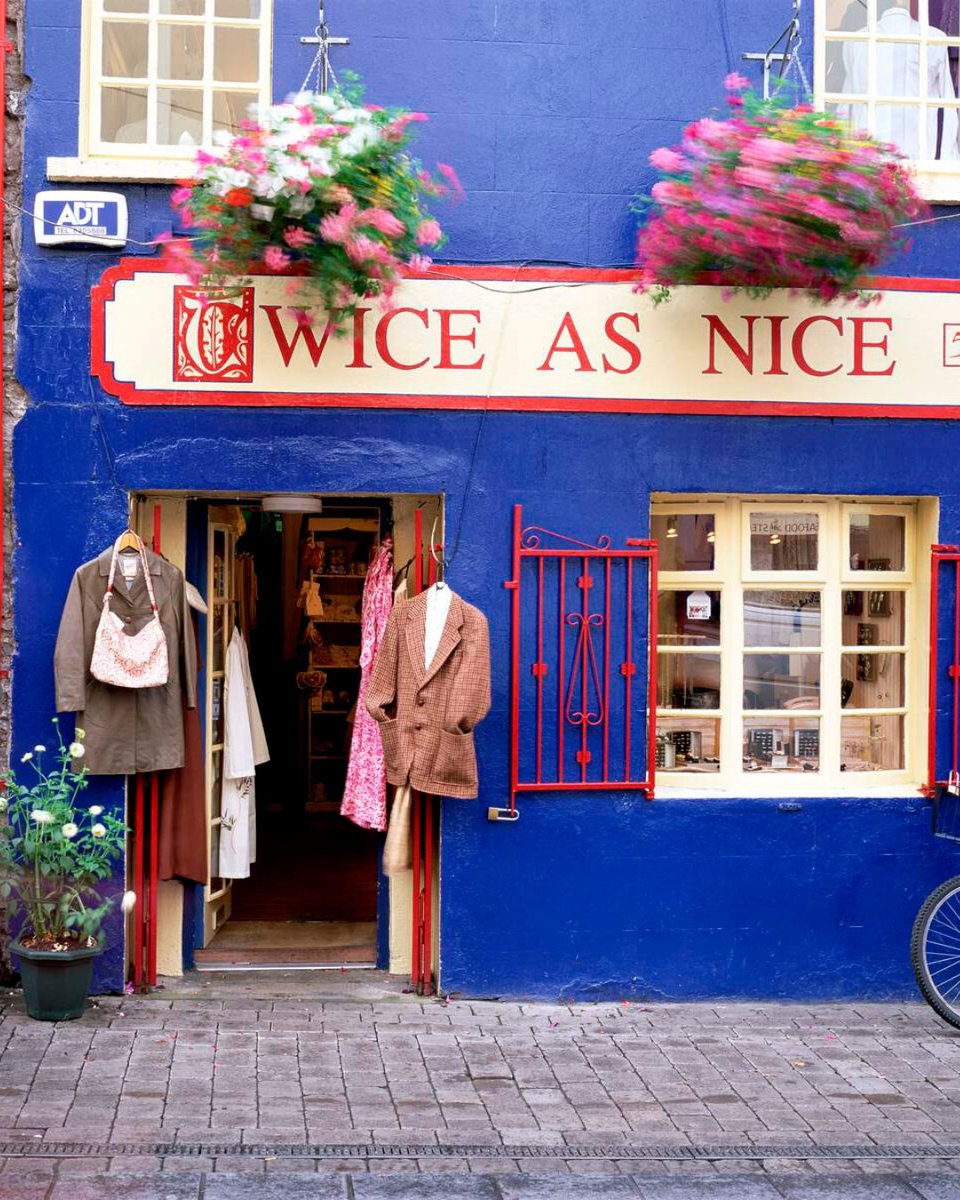 DescubreIrlanda's tweet image. ¡Las calles llenas de colores de Galway se crearon para explorarlas!🌈
Pasea sin prisa, descubre artesanía hecha a mano, escucha a músicos callejeros, o solo déjate conquistar por los colores que hacen de Galway un lugar tan especial.
📍Ciudad de Galway