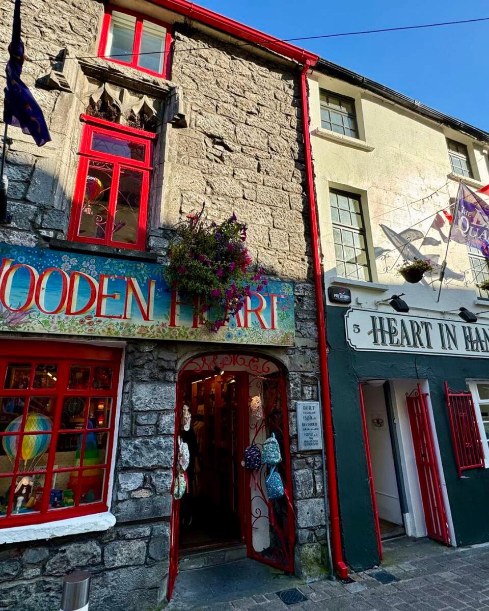 DescubreIrlanda's tweet image. ¡Las calles llenas de colores de Galway se crearon para explorarlas!🌈
Pasea sin prisa, descubre artesanía hecha a mano, escucha a músicos callejeros, o solo déjate conquistar por los colores que hacen de Galway un lugar tan especial.
📍Ciudad de Galway