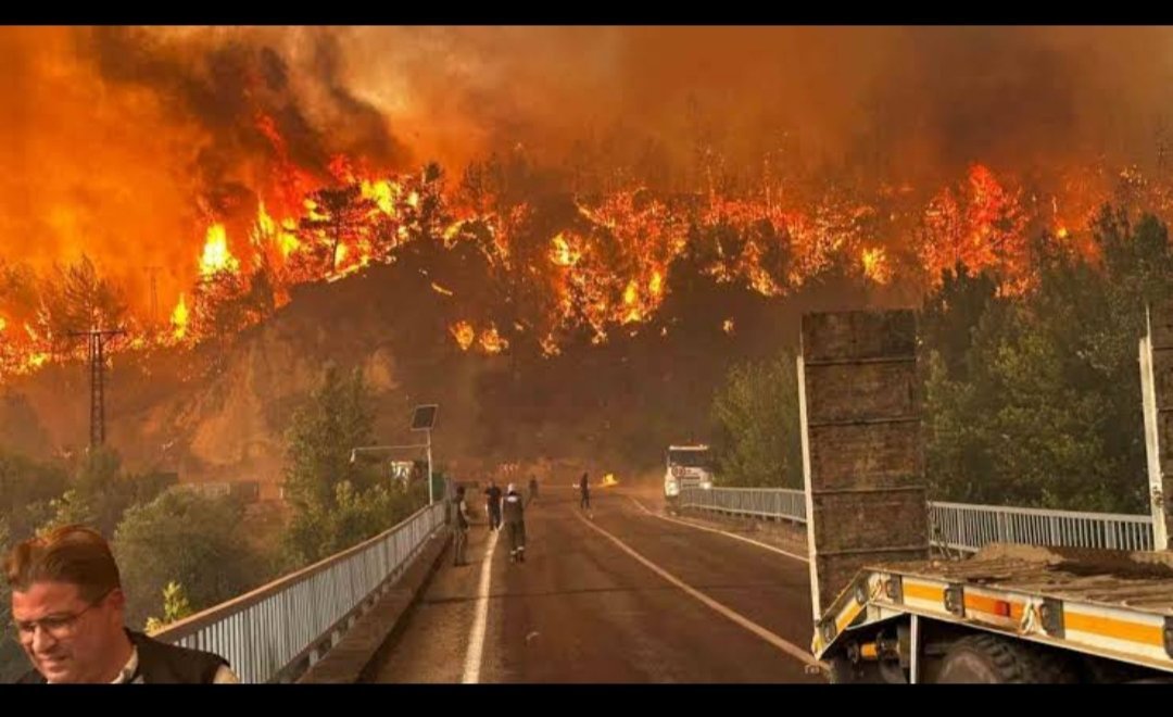 Karabük’te Yangınlar 1 Haftadır Sürüyor

Safranbolu ve Ovacık ile eş zamanlı, Kahyalar'da da yangın başladı, 4 mahalle boşaltıldı. Tedbir amaçlı 4 mahalle ve 1 köy boşaltıldı.

Karabük Valiliğinden yapılan açaıklamada, yangına ilk andan itibaren 4 helikopter, 174 araç ve 481