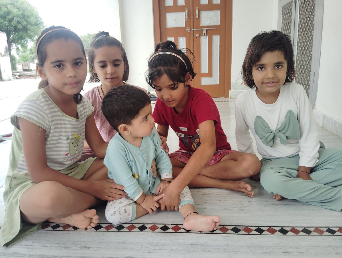 उड़ने दो परिंदों को अभी शोख़ हवा में 
फिर लौट के बचपन के जमाने नहीं आते ✌
Good afternoon🙏