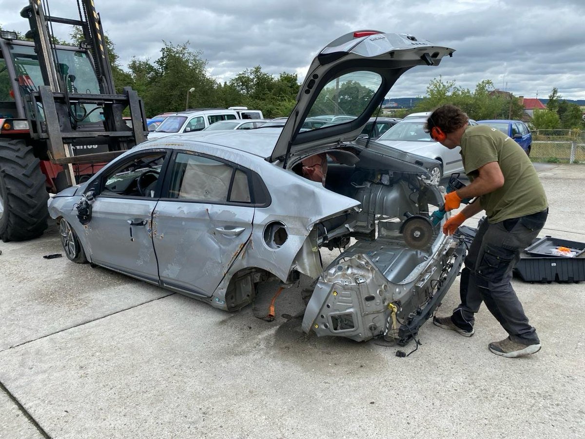 Práce na našem projektovém "200km elektromobilu do 100 000 Kč" (Hyundai Ioniq Electric) úspěšně pokračují. Předek je sestaven, včera o půlnoci už auto prvně samo jezdilo a nyní se jde řešit zadek. Potřebné části jsme si vyřízli z bouraného policejního vozu (jen za 10 000 Kč 🤭).