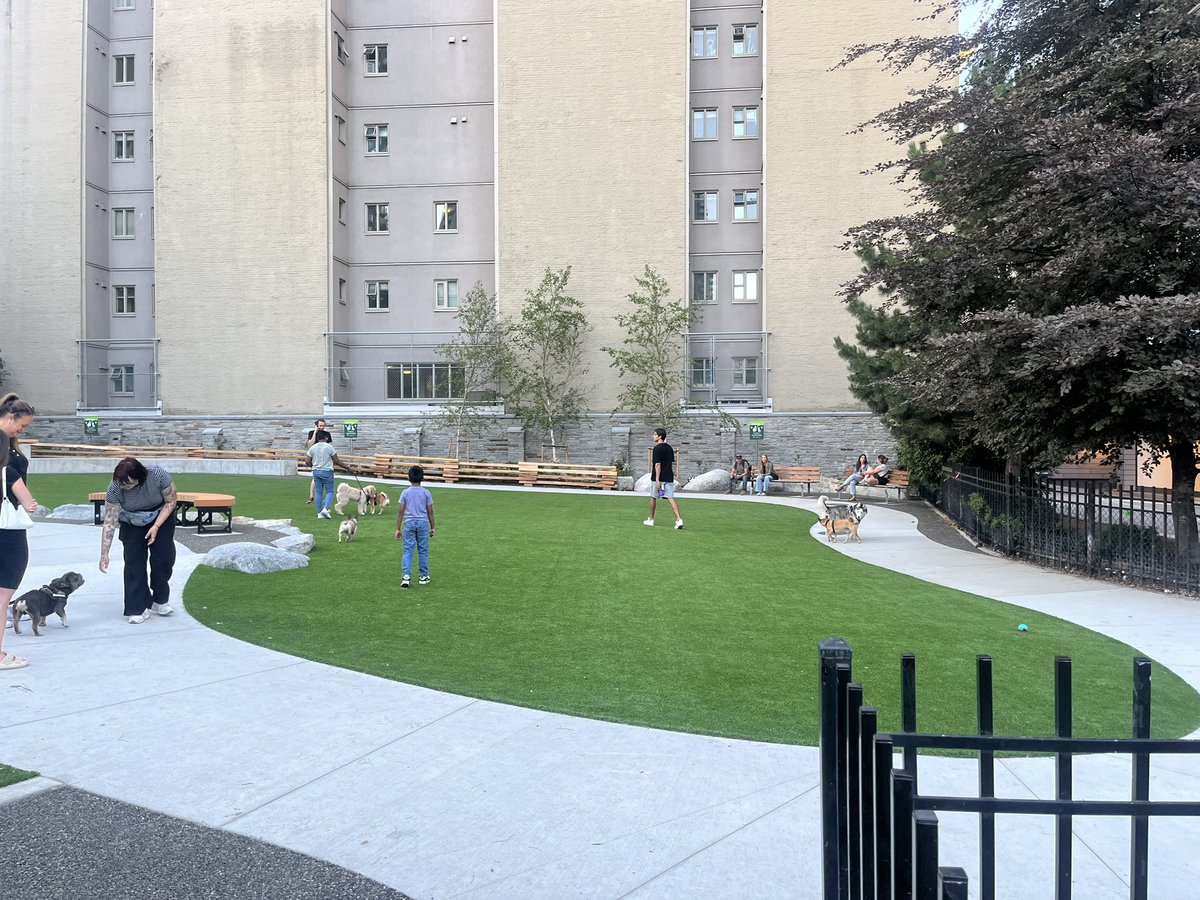 craigclass's tweet image. don’t post stuff about improvements in our parks usually. But I live a block away from Emery Barnes park and @ParkBoard and council have hit a home run with the new dog park. Absolute beauty in Yaletown 👏@PeterMeiszner and others
