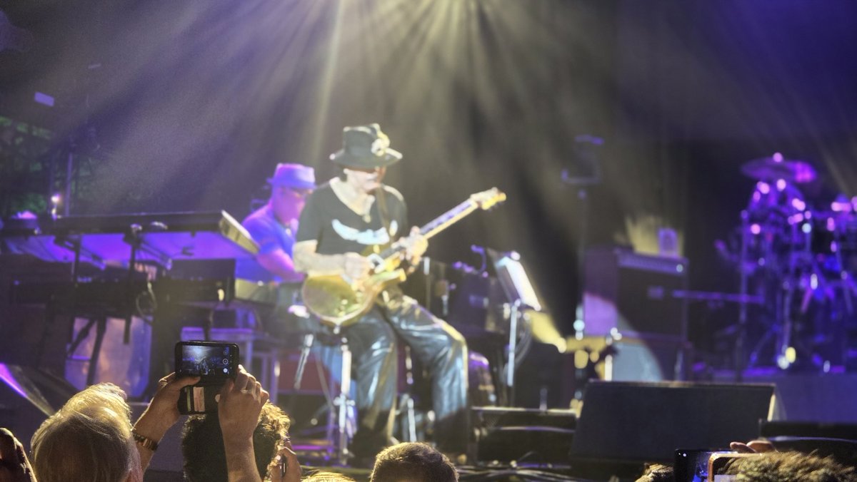 Gracias Carlos Santana,  en el concierto de ayer en #lasnochesdelbotanico nos hiciste disfrutar y cantar todos tus éxitos que son parte de mi vida.
Gracias 
#Madrid #música #santana