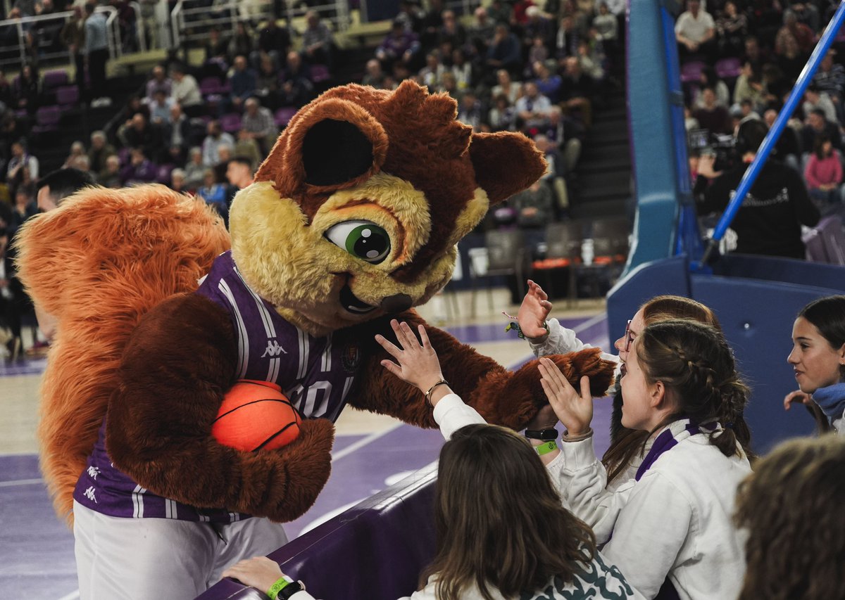 🐿️ Sabemos de alguien al que se le está haciendo muuuuuuy largo este tiempo sin vosotros...

👊 ¡Porque cada vez queda menos para volver a vernos!

🎟️ Abónate de forma online (bit.ly/3TJqA1B) o hazlo presencialmente en nuestras oficinas.

<a href="/UEMC/">UEMC</a> #PucelaBasket