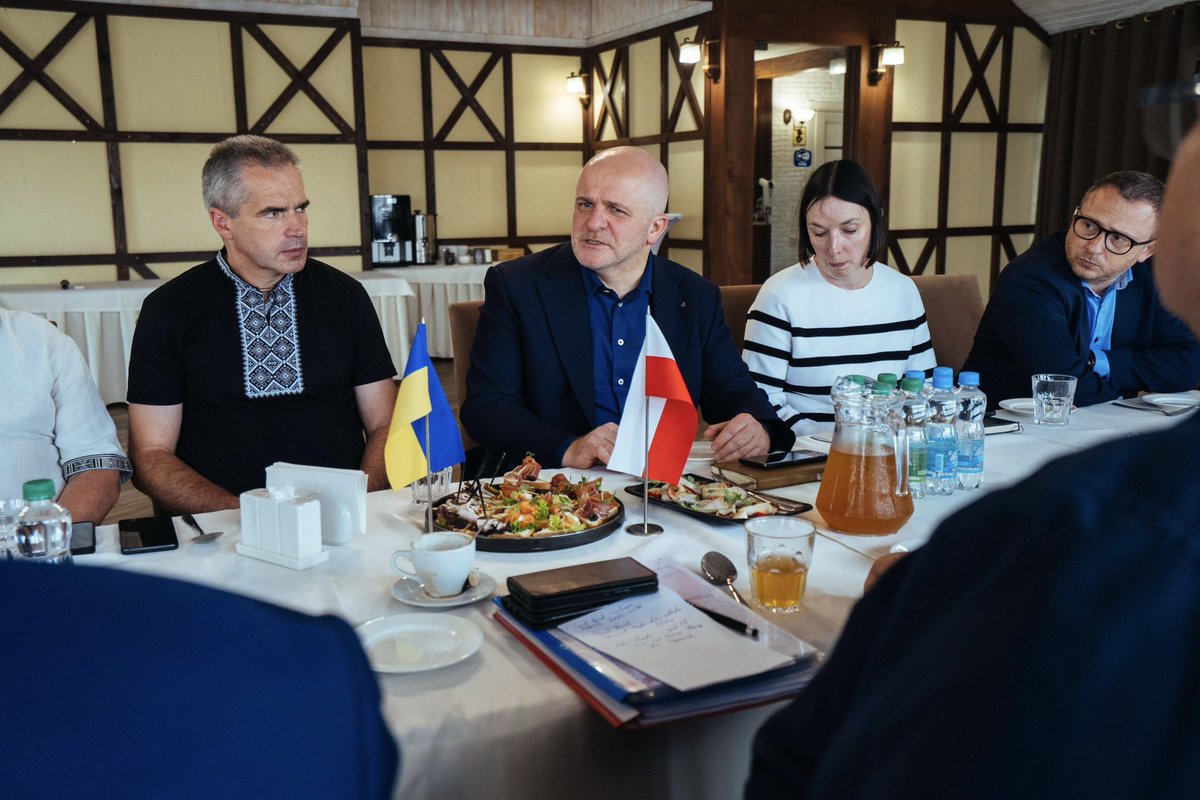 pawelkowalpl's tweet image. 🇵🇱🇺🇦
Na Ukrainie biznes nie działa „jak zwykle”. Przedsiębiorcy każdego dnia mierzą się z problemami, o których trudno zapomnieć: braki towarów, trudna logistyka, niepewność jutra.

Rozmawiamy z tymi, którzy to znają z pierwszej ręki. Bo ich głos mówi więcej niż niejeden…