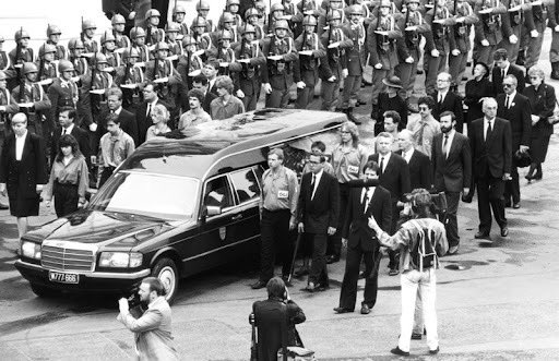 Heute vor 35 Jahren verstarb Bruno Kreisky – eine der prägendsten Persönlichkeiten der politischen Geschichte Österreichs. Als langjähriger Bundeskanzler hat er das Land mit seinen weitblickenden Reformen und seiner klaren Haltung in sozialen und außenpolitischen Fragen