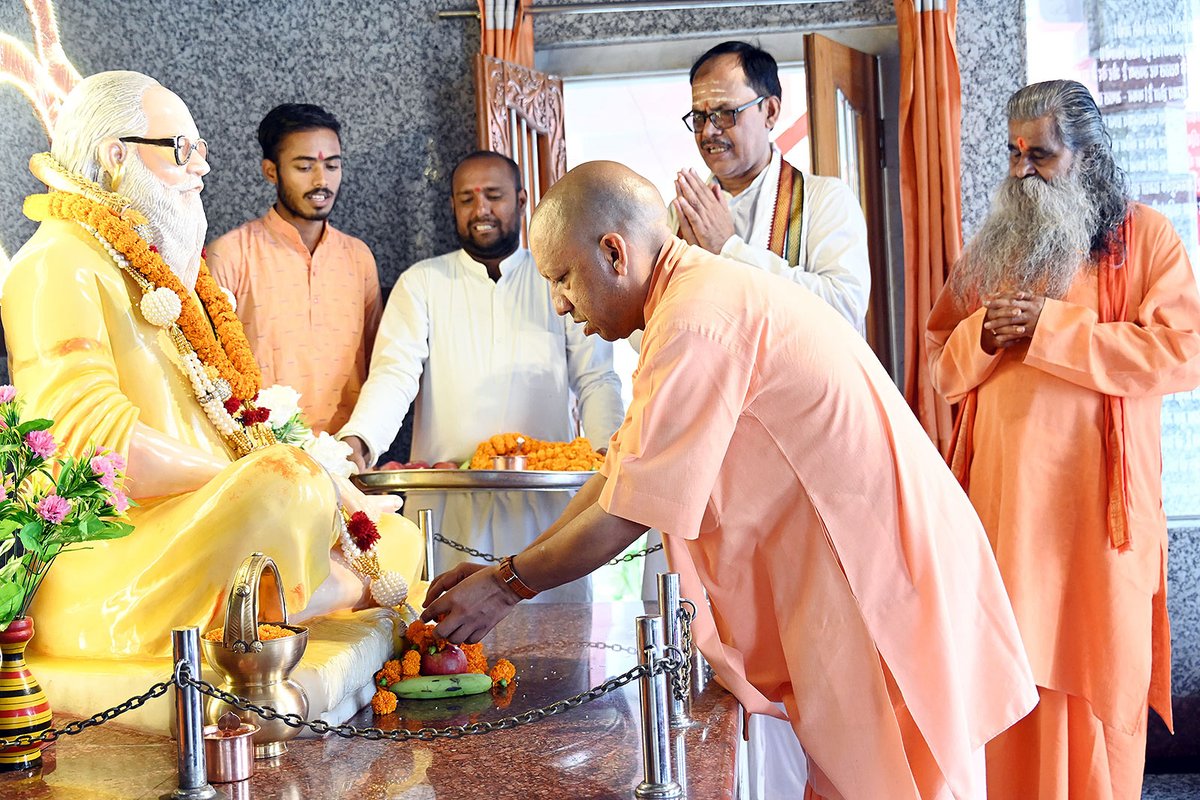 गोरक्षपीठाधीश्वर, महंत श्री <a href="/myogiadityanath/">Yogi Adityanath</a> जी महाराज ने आज श्री गोरखनाथ मंदिर में शिवावतारी महायोगी गुरु श्री गोरखनाथ जी के दर्शन-पूजन कर सभी के कल्याण की प्रार्थना की।

महाराज जी ने अपने पूज्य गुरुदेव राष्ट्रसंत ब्रह्मलीन महंत अवेद्यनाथ जी महाराज के समाधि स्थल पर पुष्पांजलि भी