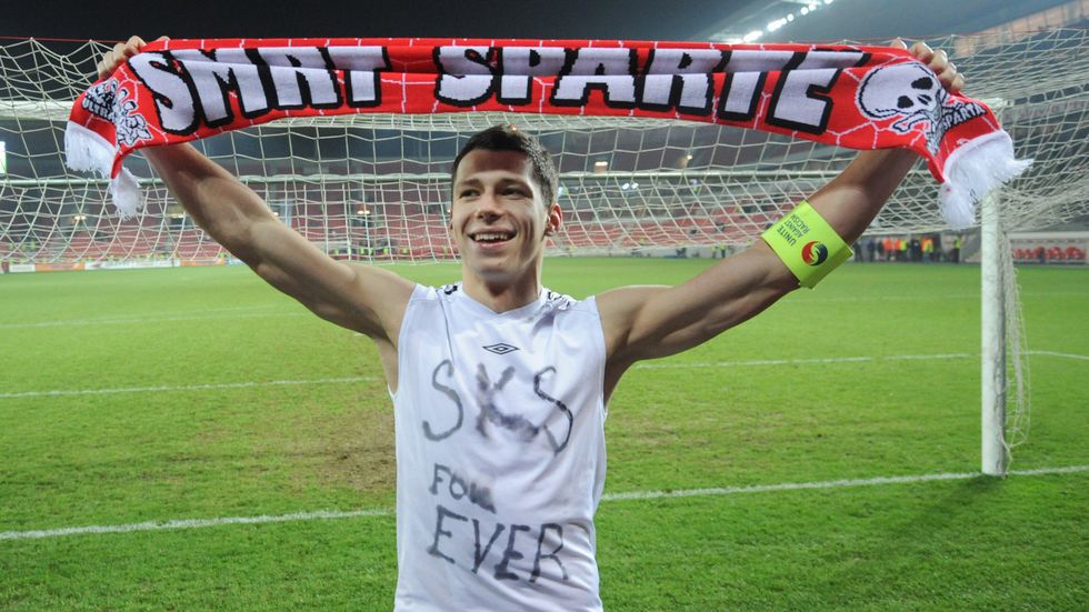 Zítra je fotbálek na legendárním pražském stadionku, kudy kráčely naše dějiny. Kdo zažil titul 2009 nebo děkovačku pro <a href="/kalivoda_ole25/">Kalivoda David</a>, nikdy nezapomene. Krása je, že ten stadion je stále stejný. Až kapitán Mára přivede tým na plac, nikdo nesmí v ochozech chybět. Kupujte lístky!