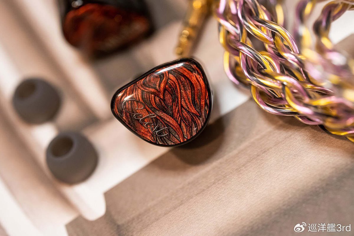 celestaudioLSR's tweet image. 夜叉の音質は同価格帯の中では間違いなくモンスター級の存在。3種類のドライバー構成による優れたサウンド表現に加え、重厚でインパクトのある音作りは、幅広いジャンルを楽しむリスナーの好みにしっかり応えてくれます。

転載元：巡洋舰3rd
完全リンク：weibo.com/2824580010/Pzc…