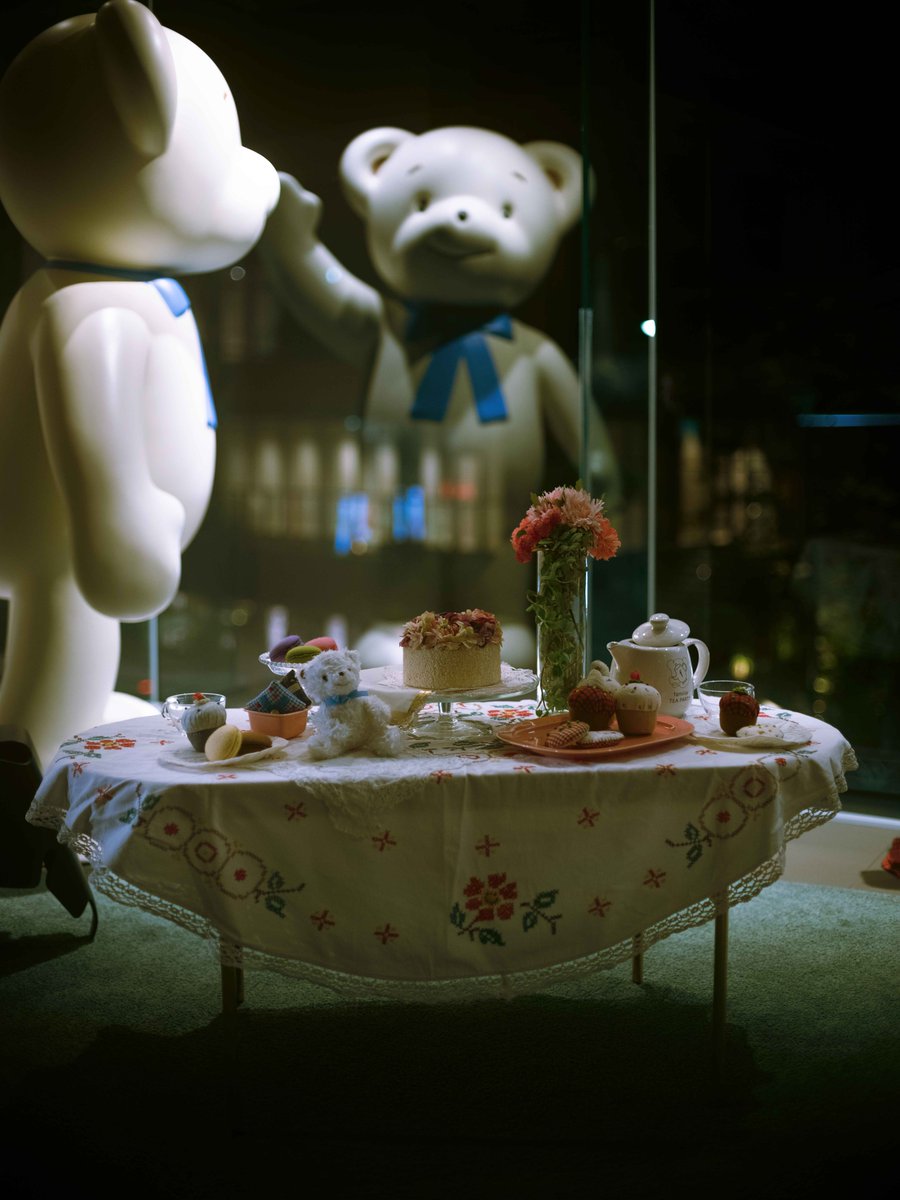 ここは東京代官山にあるファミリアのショップ。
街が眠りにつく頃、子ども服のマネキンたちは動き出します。
ぶかぶかの大人服を着てお化粧をして、ファミちゃんと一緒に真夜中のアフタヌーンティーを楽しんでいます。