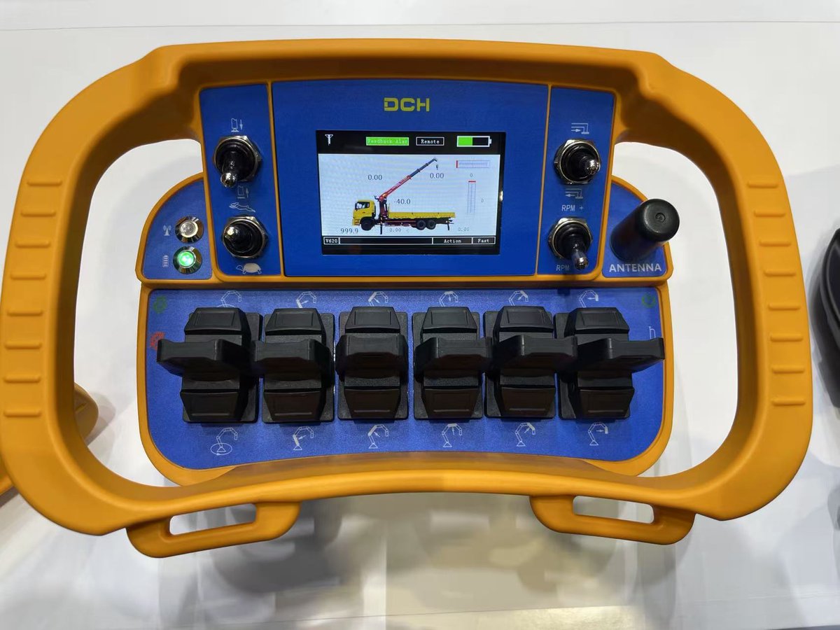 dch_isaac's tweet image. Two models of the Transmitter-Shoulder Belt DCH- EB Serie with a 3.5 INCH DISPLAY

#industrialremotecontrol #cranes #hoist #pumptruck #mobilecrane #Wireless #Construction #remotecontrol #China #shanghai #constructionequipment