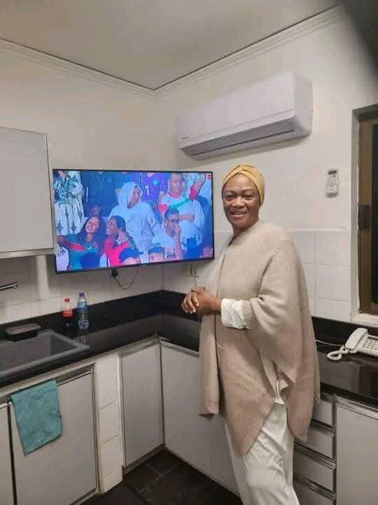 Small shop wey your husband gather money open for you, you no dey cook for am again. You're always busy "a beg customers plenty for shop now..." but here is a Former Lagos State First Lady, 3 times Senator and the current Nigeria's First Lady cooking for her own husband!

Remi