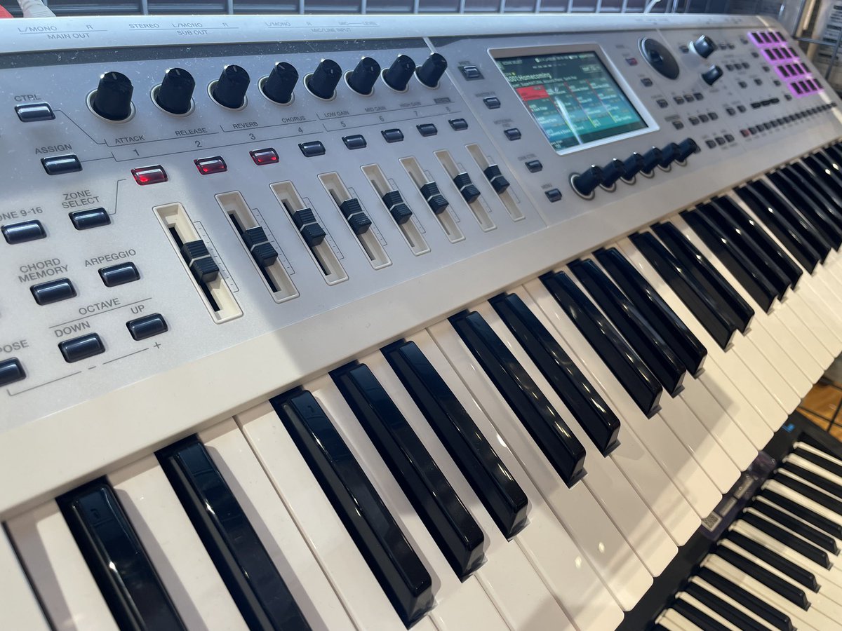 shima_hr_fuchu's tweet photo. 🎧🎶シンセサイザー入荷情報🎹👾

島村楽器で人気No.1・No.2が入荷しました！！😆
わかりやすく使いこなせる設計となっている当商品は、これからシンセを始める学生さんや、趣味でバンド活動をされている社会人の方々に大人気💪🎶
是非店頭でお試しください🎶

#島村楽器 #FANTOM06 #CK61 https://t.co/cw1WwolCbs