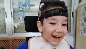 🧡 Adrián es un niño que sufre distrofia neuroaxonal infantil, una enfermedad neurodegenerativa rara y devastadora. Su familia lleva años intentando conseguir financiación para un ensayo clínico experimental, una “vacuna” que puede salvar su vida, y ser la esperanza de mas niños.