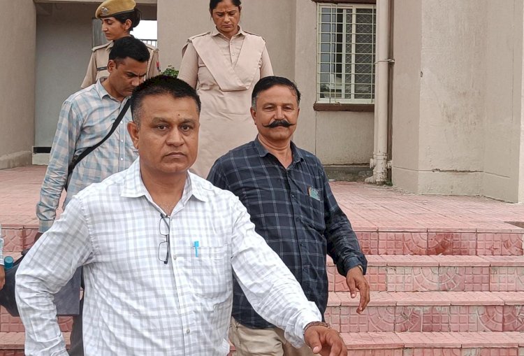 Dr. Ashok Sharma (@ashok_jodhpurii) on Twitter photo परिवहन विभाग के निरीक्षक सुजानाराम चौधरी को एसीबी की और से आय से अधिक संपत्ति मामले में कार्यवाही के बाद किया गया APO. <a href="/BhajanlalBjp/">Bhajanlal Sharma</a> <a href="/RajCMO/">CMO Rajasthan</a> <a href="/DrPremBairwa/">Dr Prem Chand Bairwa</a>
#ACB #Sirohi परिवहन विभाग के निरीक्षक सुजानाराम चौधरी को एसीबी की और से आय से अधिक संपत्ति मामले में कार्यवाही के बाद किया गया APO. <a href="/BhajanlalBjp/">Bhajanlal Sharma</a> <a href="/RajCMO/">CMO Rajasthan</a> <a href="/DrPremBairwa/">Dr Prem Chand Bairwa</a>
#ACB #Sirohi
