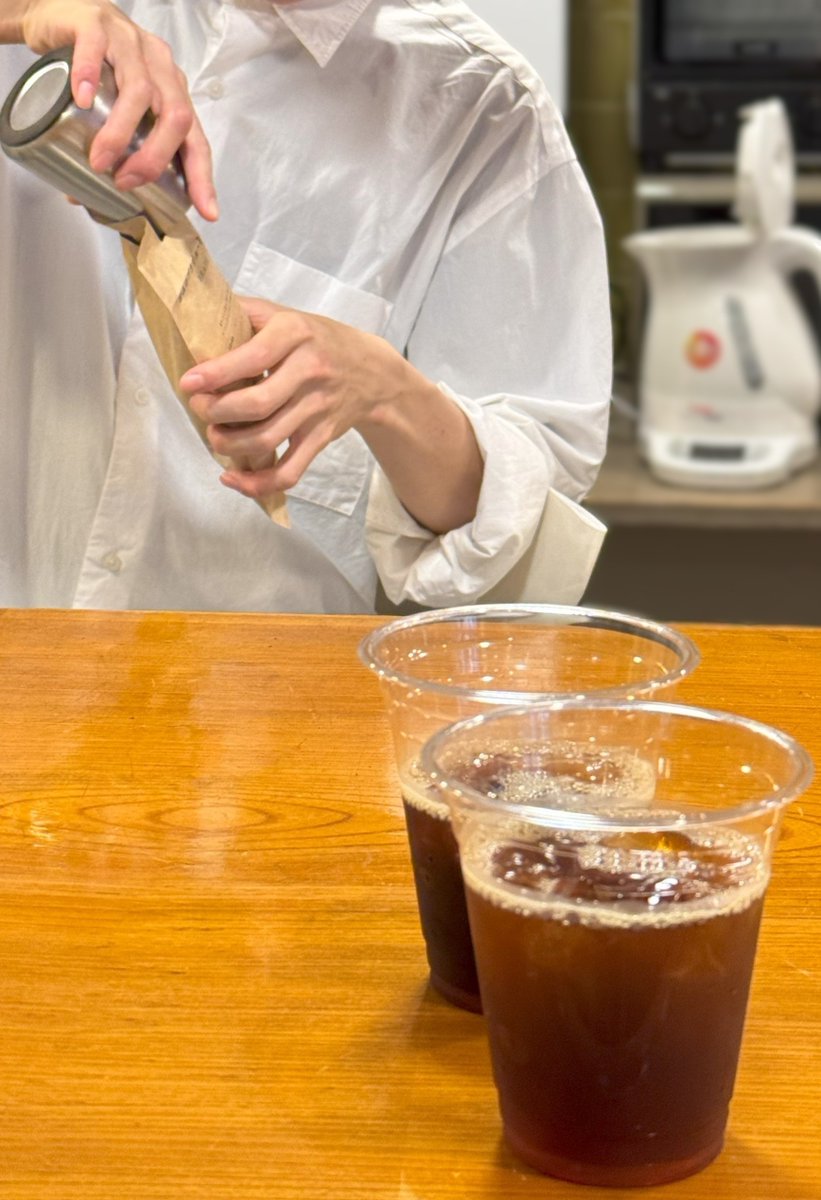 明日、7/30(水)はカフェロゴス営業の日！
暑～い夏に染み渡るアイスコーヒーもあるので、
是非お越しください

先程ポストした内容に誤りがありました。
正しい営業時間は以下の通りです。
営業時間： 正 16:00～20:30     （誤 18:30~20:30）
場所：6.177