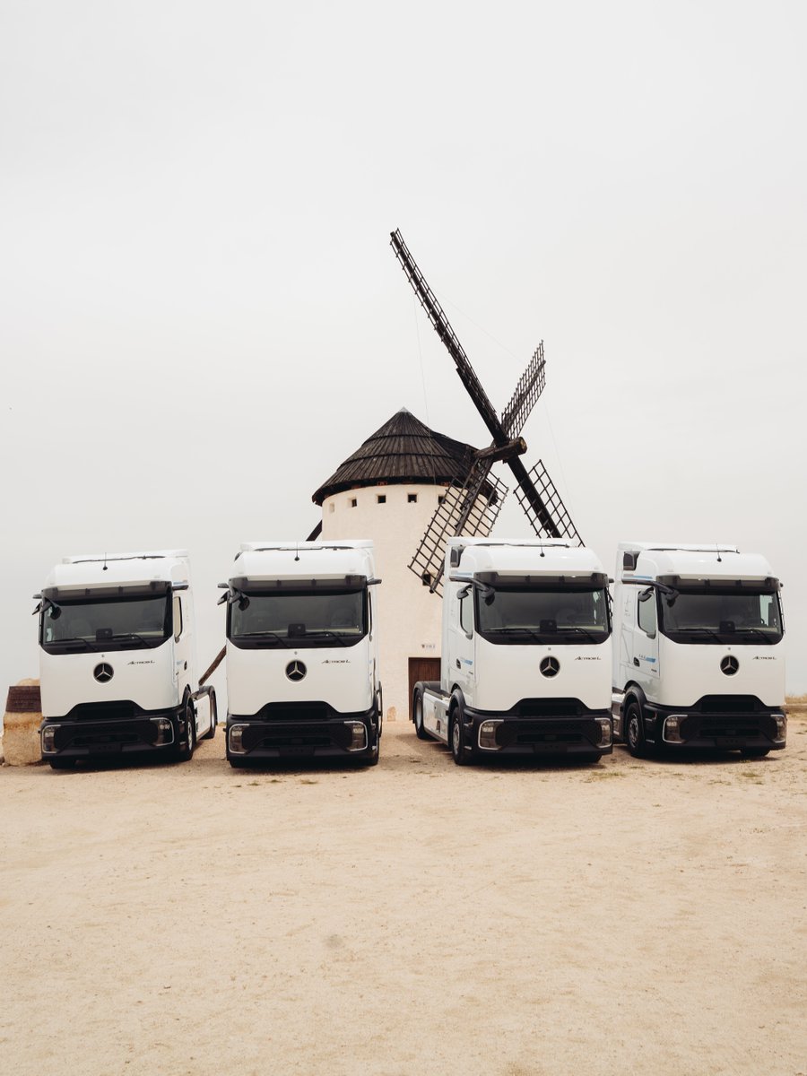 DaimlerTruck's tweet image. The spanish transport company Autónomos Manchegos Agrupados has expanded its fleet with 43 Mercedes-Benz #Actros 1848 LS ProCabins. The vehicles were handed over in front of the world-famous Campo de Criptana windmills. 🚛

More here: dth.ag/43ActrosforAMA 

#DaimlerTruck