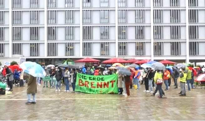 Weil die Erde brennt, hat Petrus schon mal mit den Löscharbeiten begonnen. 🤡🙃☔️