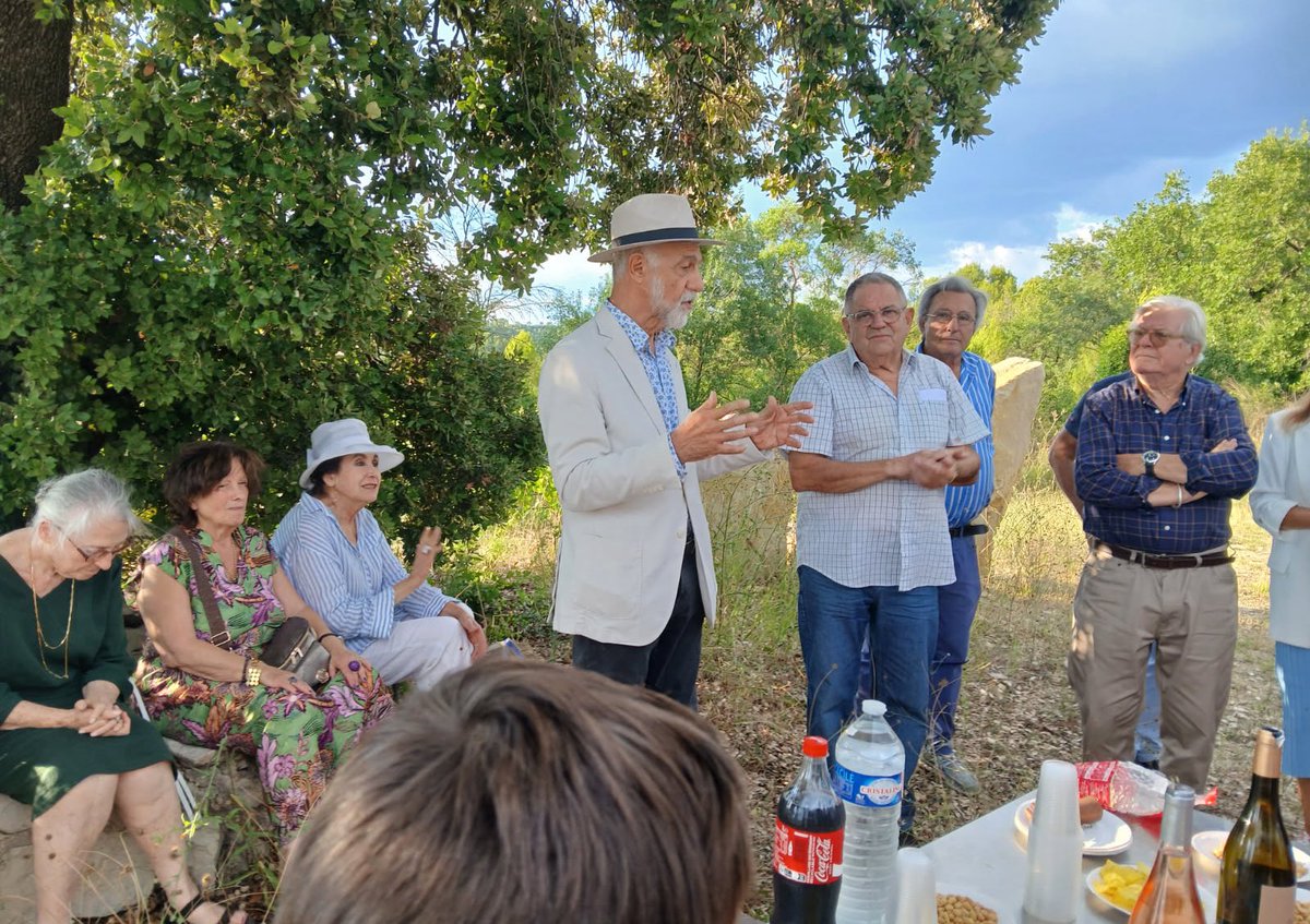AmisMasMathieu's tweet photo. Rencontres d’été d’AMM pdt  @JMCambaceres (3).Après conférence sur «l’IA au service des territoires» et dégustation à @LaGravette #Corconne, départ en «cortège présidentiel» dans vigne du #GFA avec menhir #Carnas, pour apéritif: vins du #domaineCoursac offerts par #DavidCodomié. https://t.co/PmxTAfuXrr