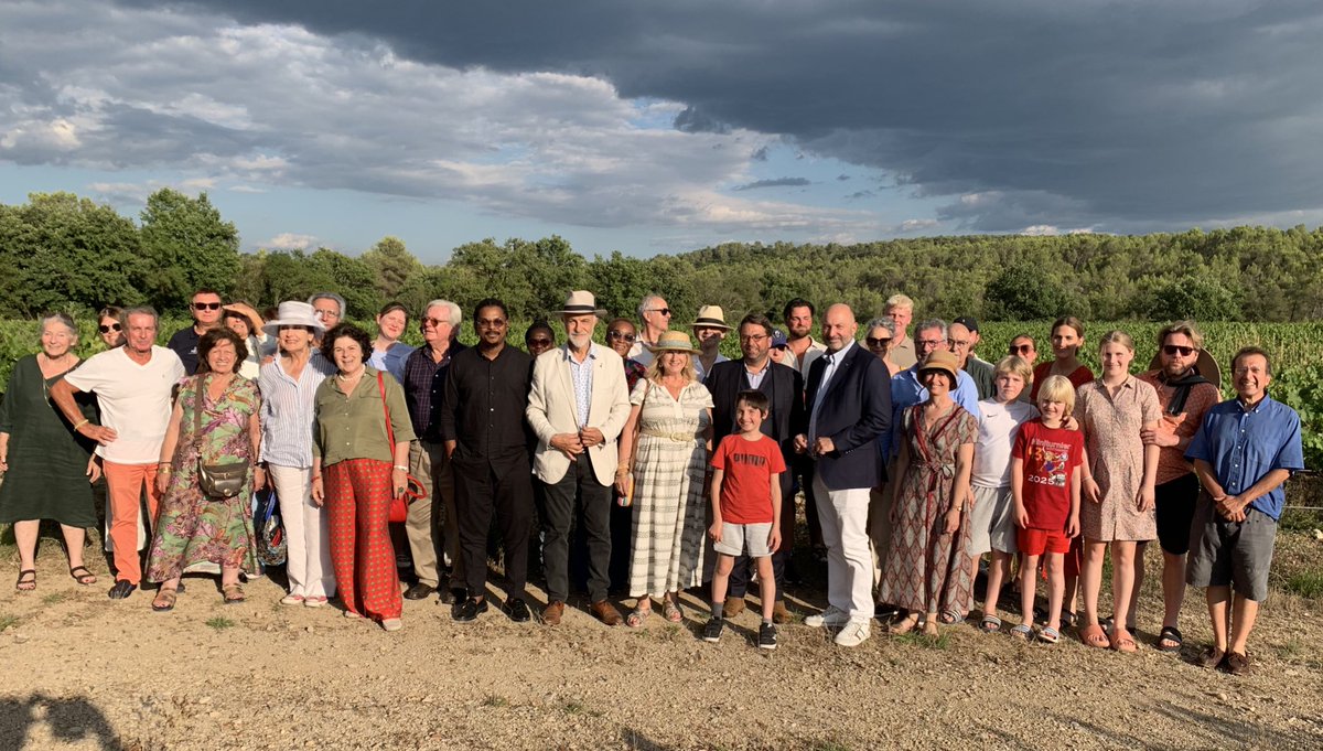AmisMasMathieu's tweet photo. Rencontres d’été d’AMM pdt  @JMCambaceres (3).Après conférence sur «l’IA au service des territoires» et dégustation à @LaGravette #Corconne, départ en «cortège présidentiel» dans vigne du #GFA avec menhir #Carnas, pour apéritif: vins du #domaineCoursac offerts par #DavidCodomié. https://t.co/PmxTAfuXrr