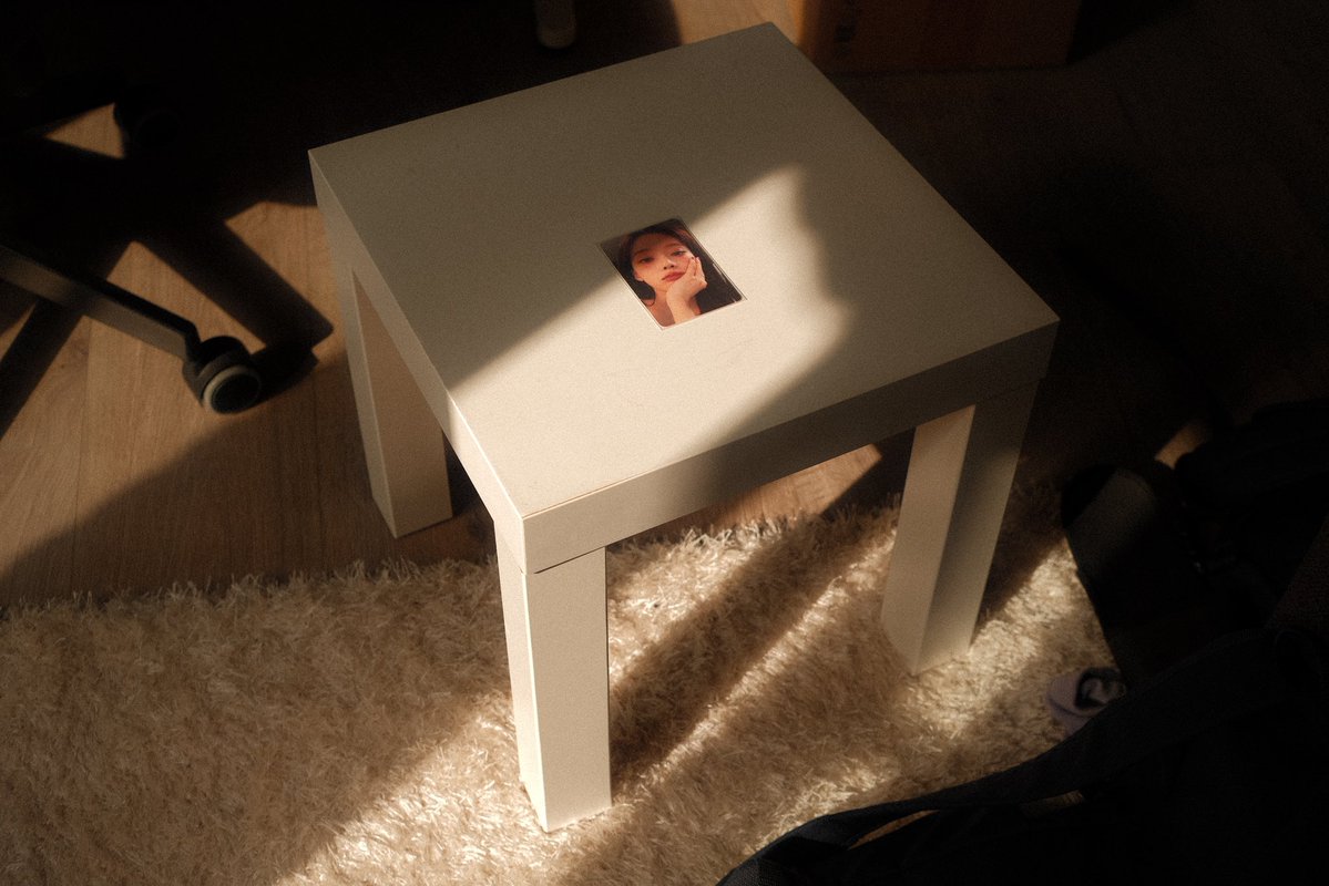 minjeongieslyfe's tweet image. just another random morning where i woke up and saw the light coming through my window, hitting the table where i left all my photocards from last night and of course this one in particular looks so aesthetically pleasing 😭