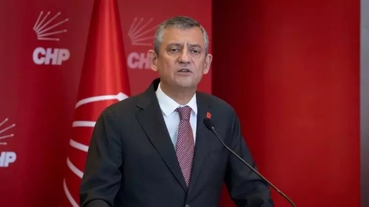 HaberMOD's tweet image. Özgür Özel: (Açılım komisyonu)
“Tavrımız net. Ya eşit temsille oluşmalı ya da nitelikli çoğunlukla karar almalı.
TBMM Başkanı’nın verdiği sayılarda eşitlik yok. O zaman nitelikli çoğunluk aranacağı söylenmeli. Olmazsa ne işimiz var orada?
Nitelikli çoğunluk olursa yer alırız.”