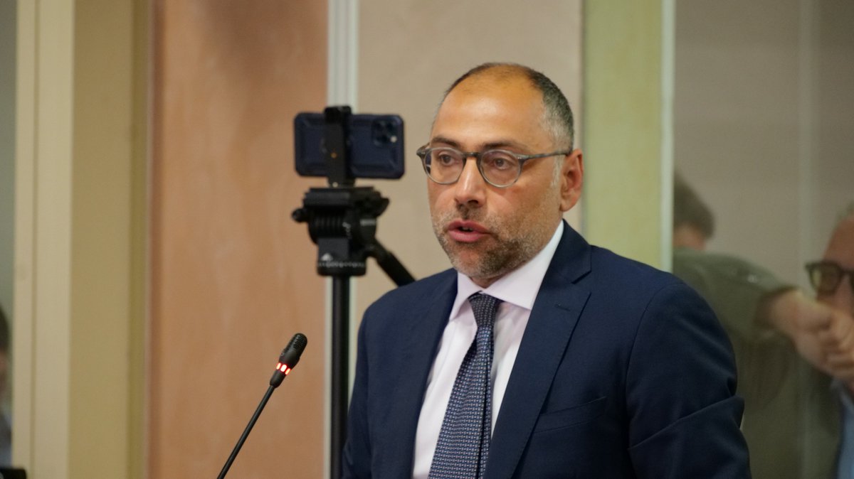 Dazi Basilicata, <a href="/pierolacorazza/">Piero Lacorazza</a>: Gli amori per Trump pagati dai lucani
Il Capogruppo del Pd: La destra, sull’emergenza idrica, si traveste da Greta Thunberg, sui dazi amoreggia con Trump
consiglio.basilicata.it/consiglioinfor…