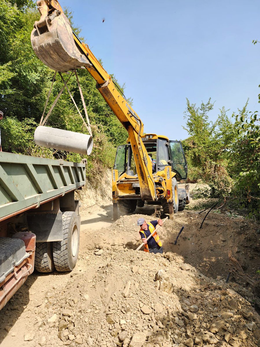 punetorettirane's tweet photo. 🚜🚧Punë pa ndalje nga qendra në periferi nga ekipi i #DPRRNP-së.👌👷♂️Ekipi i Mirëmbajtjes së Kullimit dhe Rrugëve Rurale është në vijim të punës për sistemimin e rrugës së varrezave të fshatit 📍Kus, Nj.A.Kashar.✅👏👏
#DPRRNP #punëtorëteqytetit
#BashkiaTiranë #Tiranaqëduam https://t.co/y3YB3tJrFY