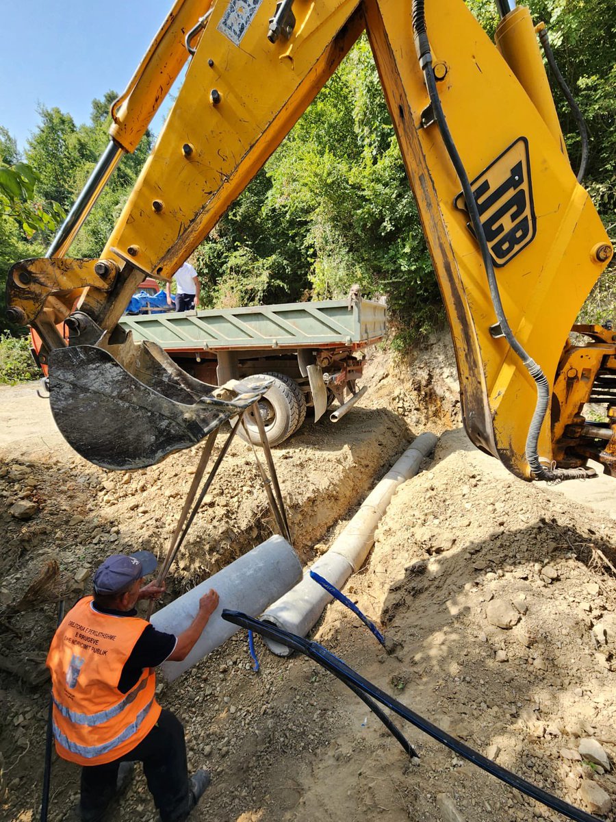 punetorettirane's tweet photo. 🚜🚧Punë pa ndalje nga qendra në periferi nga ekipi i #DPRRNP-së.👌👷♂️Ekipi i Mirëmbajtjes së Kullimit dhe Rrugëve Rurale është në vijim të punës për sistemimin e rrugës së varrezave të fshatit 📍Kus, Nj.A.Kashar.✅👏👏
#DPRRNP #punëtorëteqytetit
#BashkiaTiranë #Tiranaqëduam https://t.co/y3YB3tJrFY