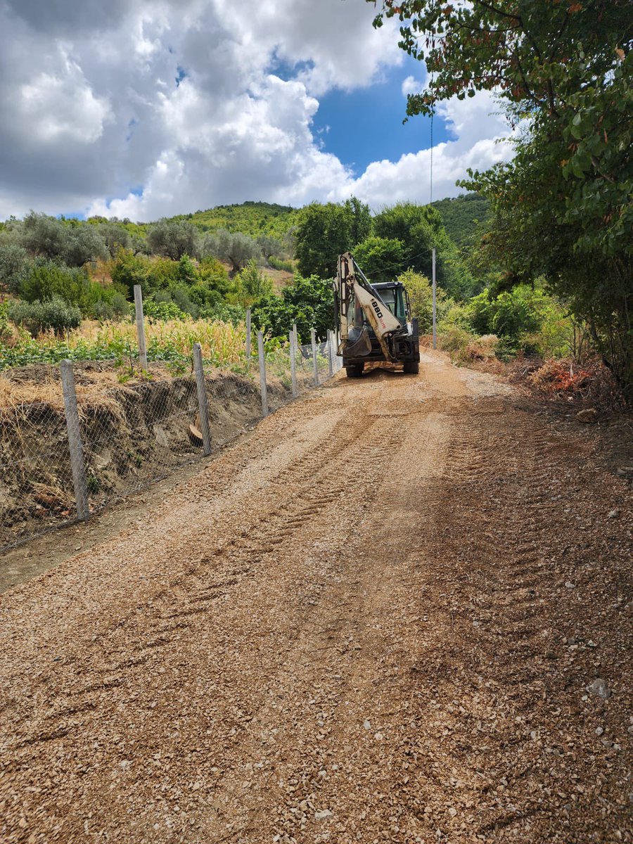 🚜🚧Punë pa ndalje nga qendra në periferi nga ekipi i #DPRRNP-së.👌👷‍♂️Ekipi i Mirëmbajtjes së Kullimit dhe Rrugëve Rurale është në vijim të punës për sistemimin e rrugës së varrezave të fshatit 📍Kus, Nj.A.Kashar.✅👏👏

#DPRRNP #punëtorëteqytetit
#BashkiaTiranë #Tiranaqëduam