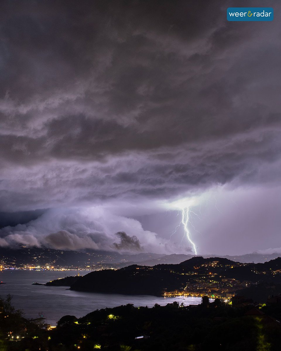 weerenradar_nl's tweet photo. Bliksemshow bij La Spezia ⚡
In het noorden van Italië vond maandagochtend, nog vóór zonsopgang, een indrukwekkend natuurverschijnsel plaats.🌩
📷: William Demasi
#onweer #italië #noorditalië #bliksem #donder #regen #weer #weerenradar #natuur #natuurfotografie #weerfotografie https://t.co/uF5F2mNBD1