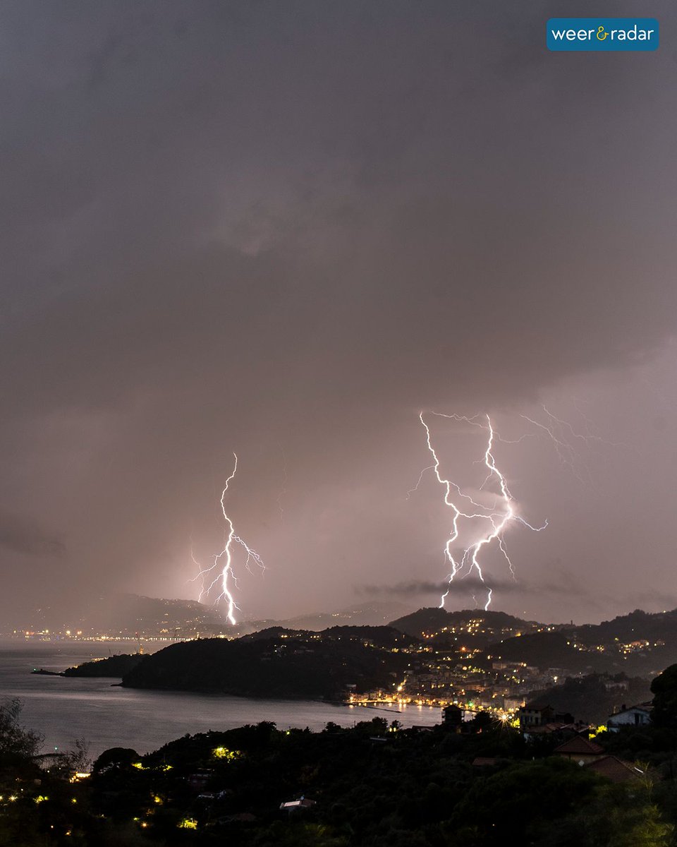 weerenradar_nl's tweet photo. Bliksemshow bij La Spezia ⚡
In het noorden van Italië vond maandagochtend, nog vóór zonsopgang, een indrukwekkend natuurverschijnsel plaats.🌩
📷: William Demasi
#onweer #italië #noorditalië #bliksem #donder #regen #weer #weerenradar #natuur #natuurfotografie #weerfotografie https://t.co/uF5F2mNBD1
