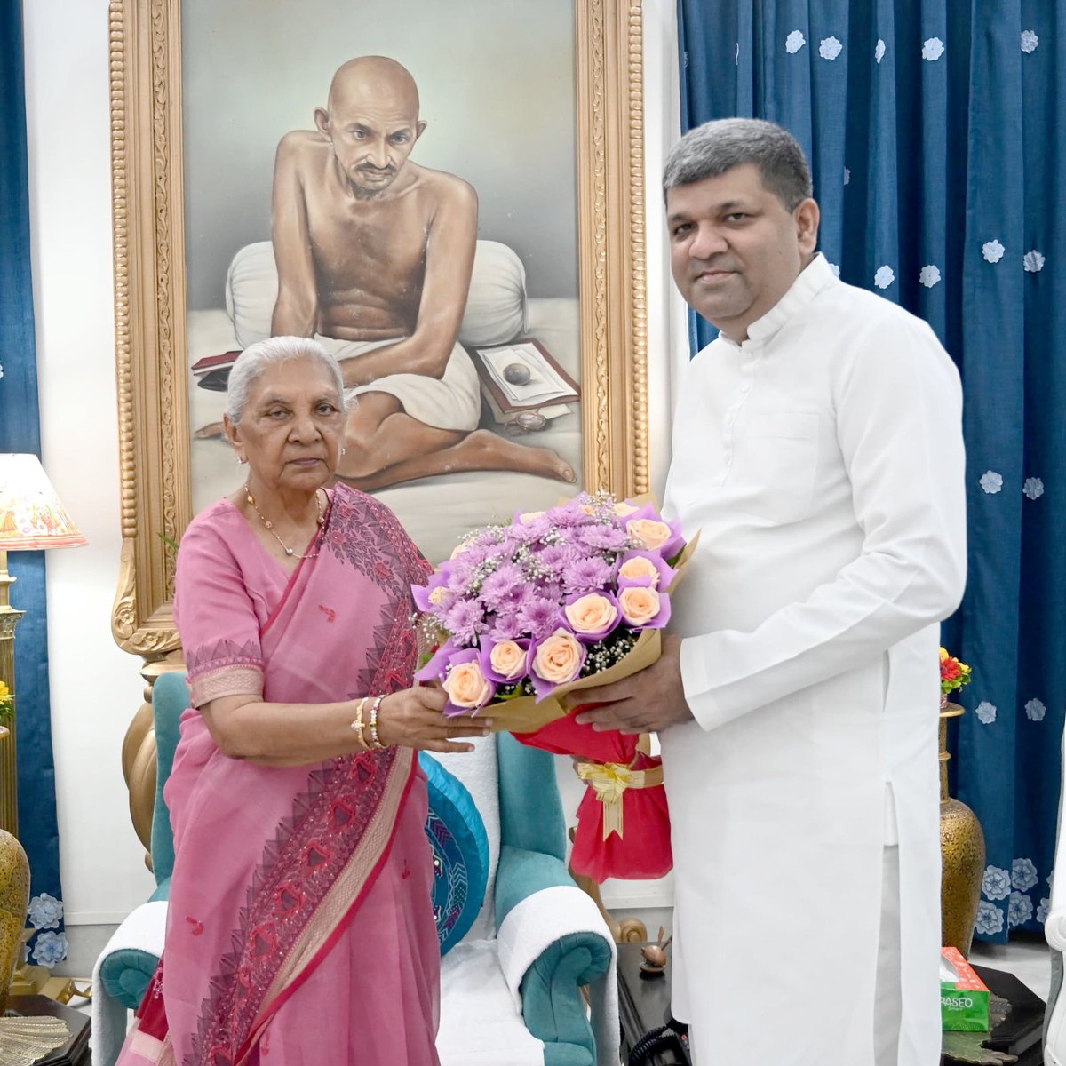Governor of Uttar Pradesh (@governorofup) on Twitter photo рдЙрддреНрддрд░ рдкреНрд░рджреЗрд╢ рдХреА рд░рд╛рдЬреНрдпрдкрд╛рд▓ рд╢реНрд░реАрдорддреА рдЖрдирдВрджреАрдмреЗрди рдкрдЯреЗрд▓ рд╕реЗ рдЖрдЬ рд░рд╛рдЬрднрд╡рди рдореЗрдВ рдкреНрд░рджреЗрд╢ рдХреЗ рдорд╛рдирдиреАрдп рдордВрддреНрд░реА, рдкреНрд░рд╛рд╡рд┐рдзрд┐рдХ рд╢рд┐рдХреНрд╖рд╛ рд╢реНрд░реА рдЖрд╢реАрд╖ рдкрдЯреЗрд▓ рдиреЗ рд╢рд┐рд╖реНрдЯрд╛рдЪрд╛рд░ рднреЗрдВрдЯ рдХреАред рдЙрддреНрддрд░ рдкреНрд░рджреЗрд╢ рдХреА рд░рд╛рдЬреНрдпрдкрд╛рд▓ рд╢реНрд░реАрдорддреА рдЖрдирдВрджреАрдмреЗрди рдкрдЯреЗрд▓ рд╕реЗ рдЖрдЬ рд░рд╛рдЬрднрд╡рди рдореЗрдВ рдкреНрд░рджреЗрд╢ рдХреЗ рдорд╛рдирдиреАрдп рдордВрддреНрд░реА, рдкреНрд░рд╛рд╡рд┐рдзрд┐рдХ рд╢рд┐рдХреНрд╖рд╛ рд╢реНрд░реА рдЖрд╢реАрд╖ рдкрдЯреЗрд▓ рдиреЗ рд╢рд┐рд╖реНрдЯрд╛рдЪрд╛рд░ рднреЗрдВрдЯ рдХреАред